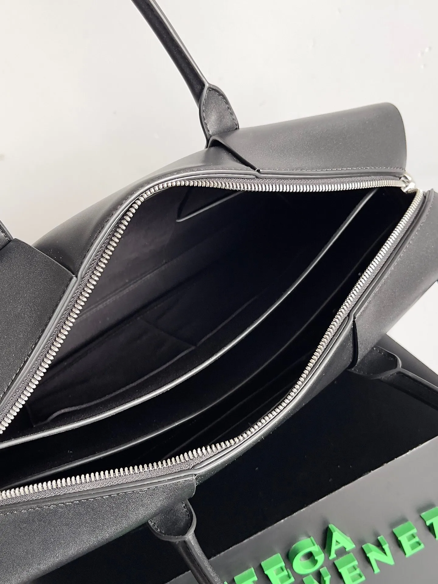 All categories 💚 Authentic bags 💚 BV 2025 new Bottega Veneta large plaid woven men's briefcase